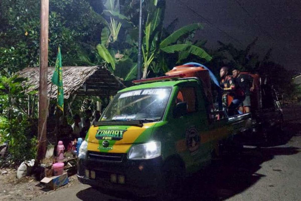 Relawan salurkan air mandikan jenazah akibat kekeringan di Banjar