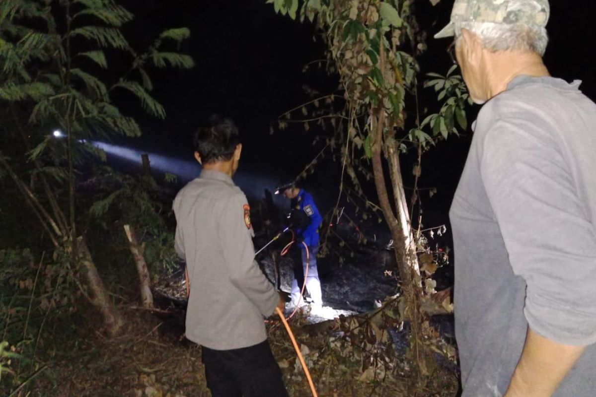 Polisi dan masyarakat atasi karhutla di Pesisir Barat Lampung