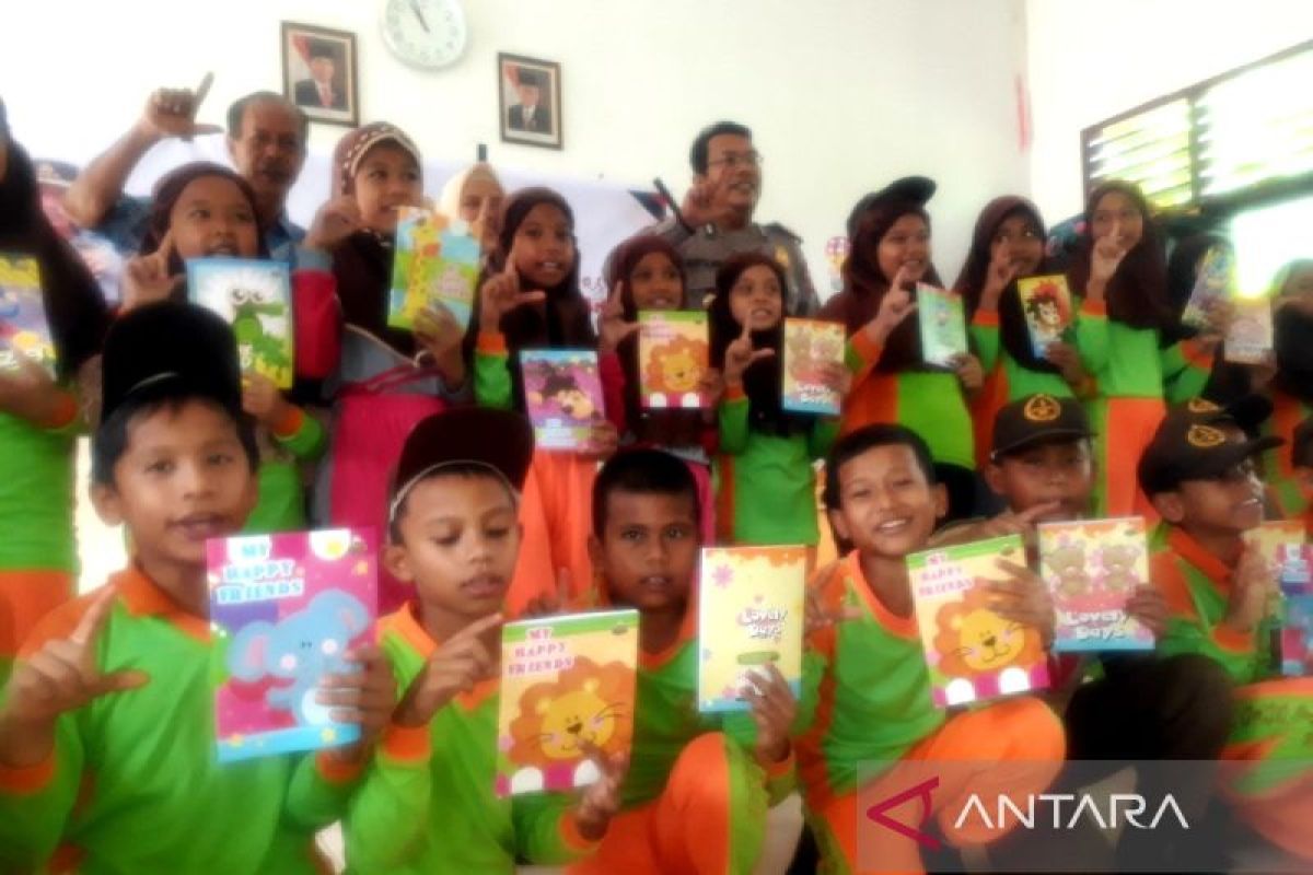 Polri peduli budaya literasi, Kapolsek Barumun distribusikan buku bacaan kepada pelajar SD