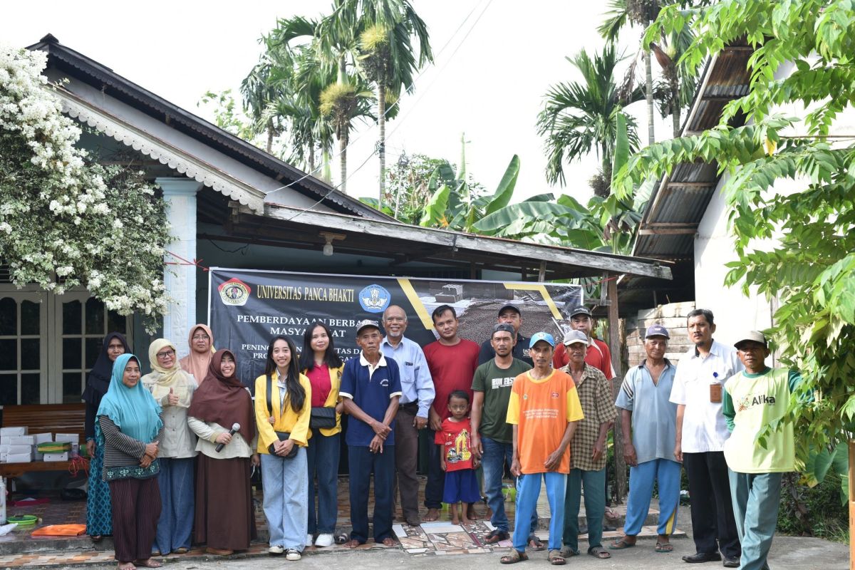 Tim PKM UPB bangun rumah jemur UV Dryer petani Parit Keladi