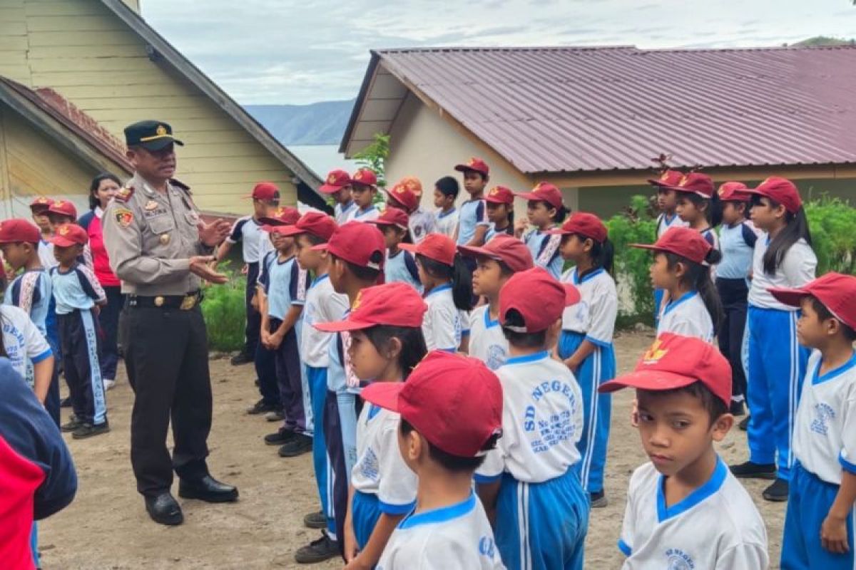 Kapolsek Seribudolok antar buku ke SDN 091375