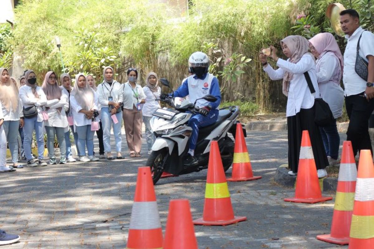 PNM Cabang Surabaya bantu tingkatkan keamanan berkendara