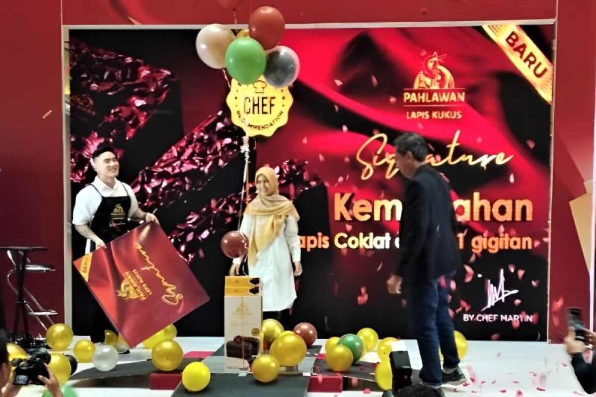 Chef Martin Praja hadirkan kue coklat berlapis di Surabaya