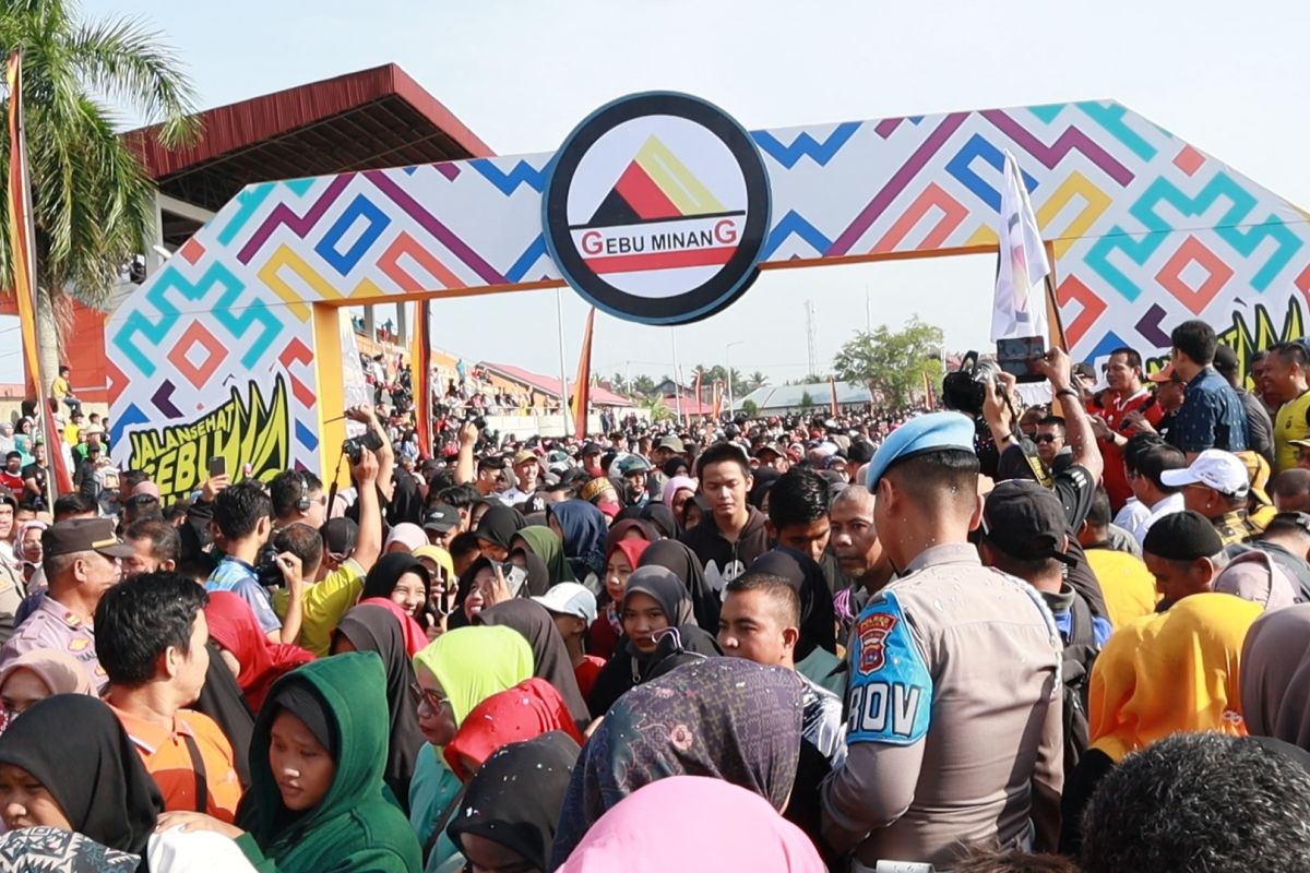 Ribuan peserta ikuti jalan sehat berhadiah umrah di Pariaman