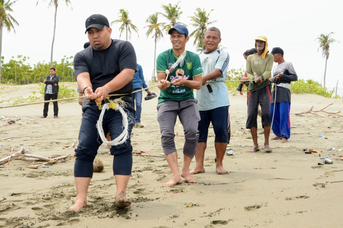 Pj Bupati: Tarik pukat simbol kebersamaan di kawasan pesisir