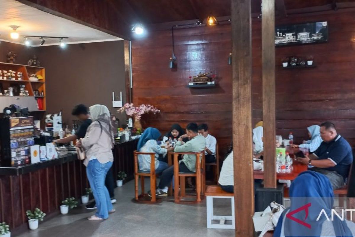 Advertorial- Yok berburu Sanger Cafe Pudan di kaki bukit Tor Simago-mago Sipirok