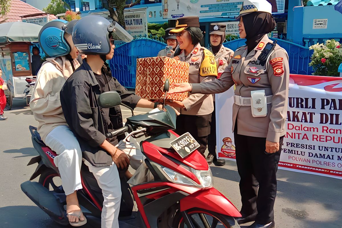 Polisi di OKU Sumsel bagikan bunga kepada pengendara