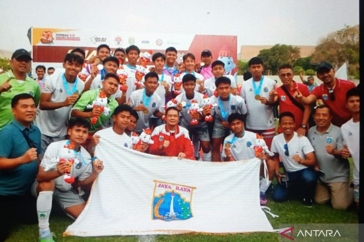 Tim sepak bola DKI Jakarta raih emas  Popnas kalahkan Jateng 2-0