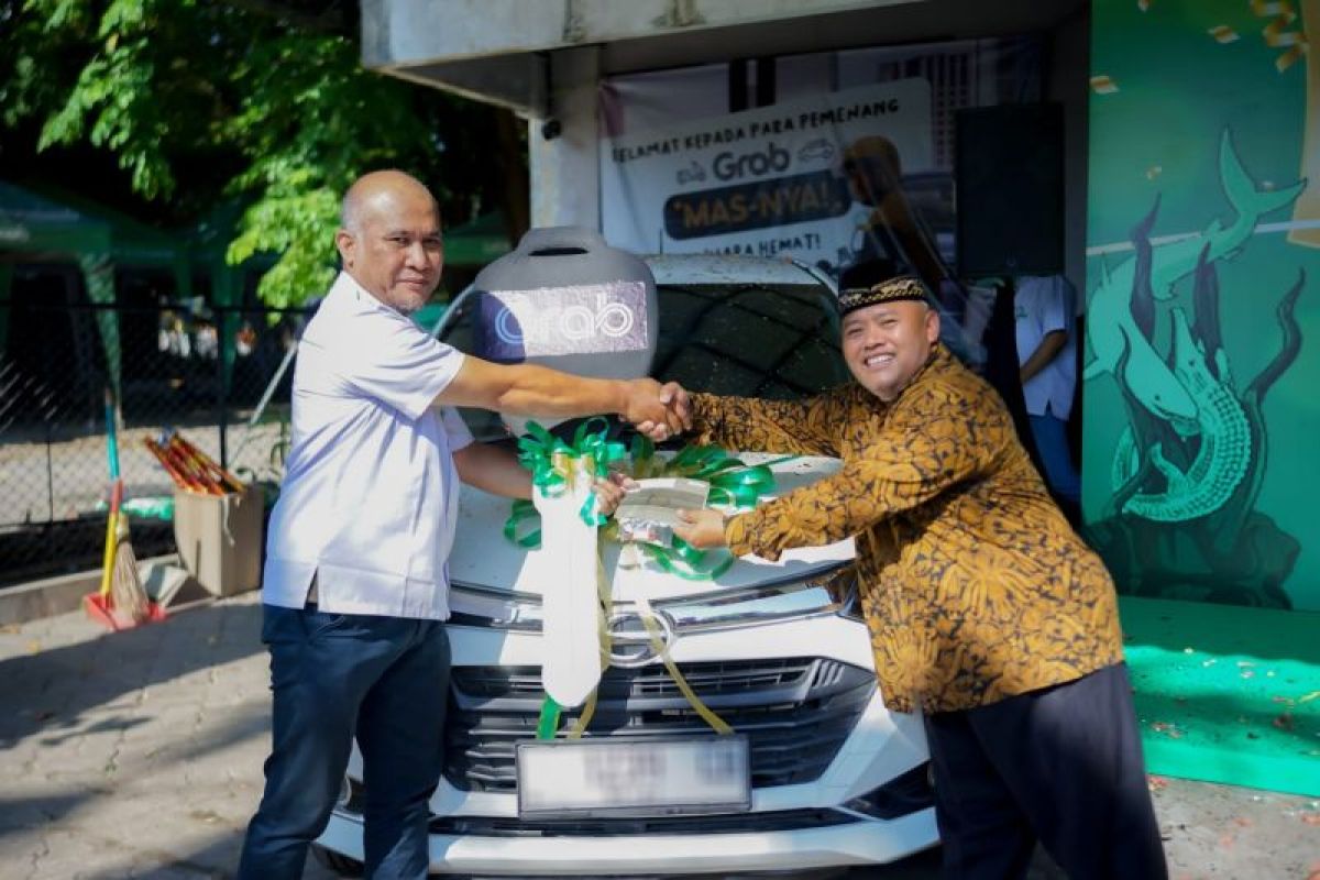 Perusahaan transportasi digital serahkan ratusan mobil ke mitra Surabaya