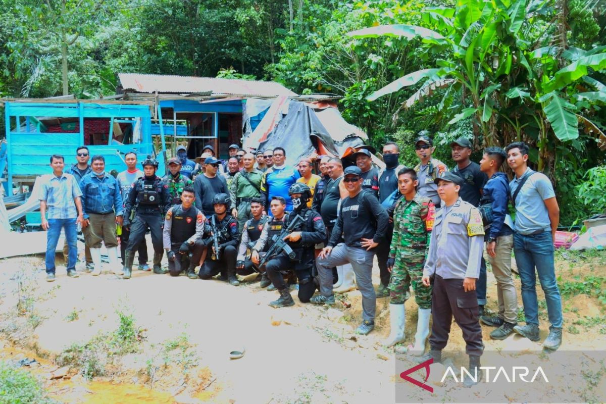 Kapolda Gorontalo memimpin penertiban minuman beralkohol di tambang