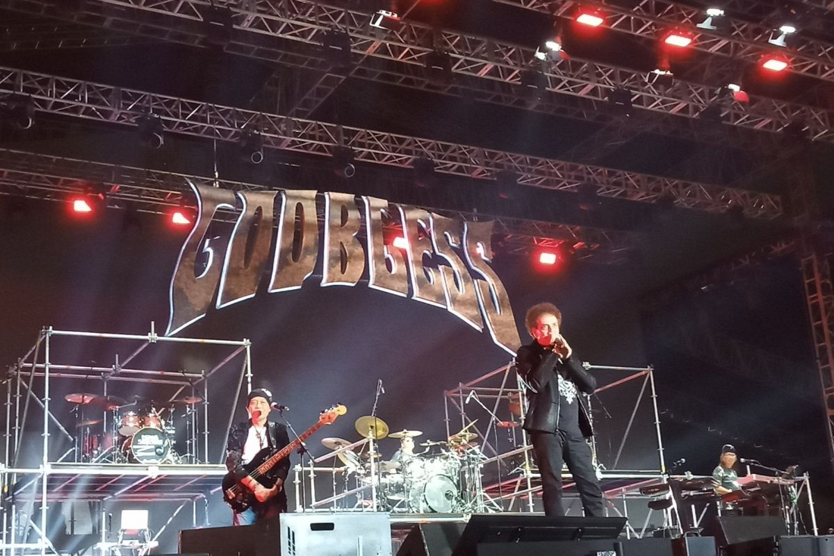 Grup musik rock legendaris God Bless rayakan ulang tahun ke-50 di Synchronize Fest 2023