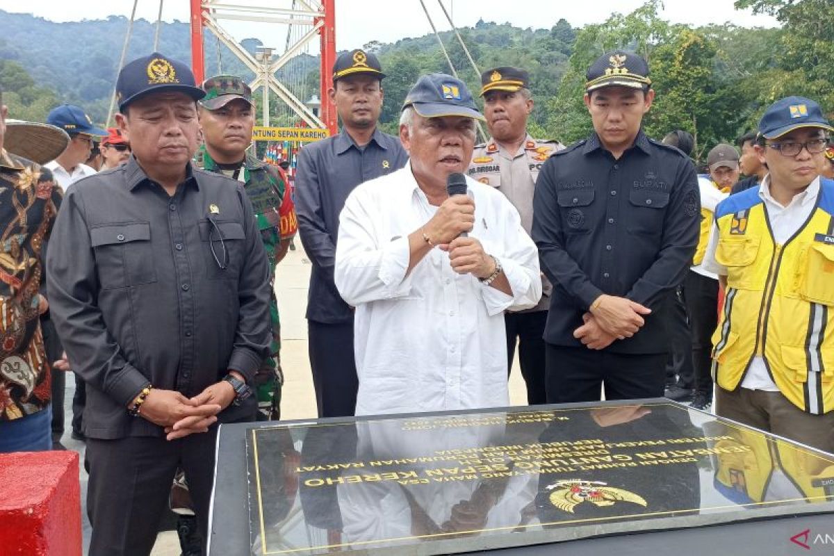 Menteri PUPR-Ketua Komisi V DPR RI resmikan jembatan gantung di Kalbar