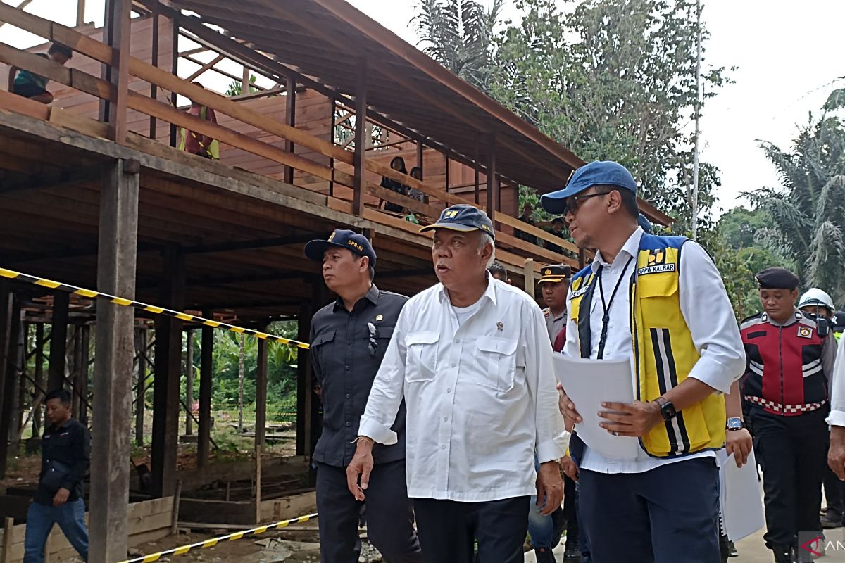 Menteri PUPR tinjau renovasi cagar budaya rumah betang di Kapuas Hulu