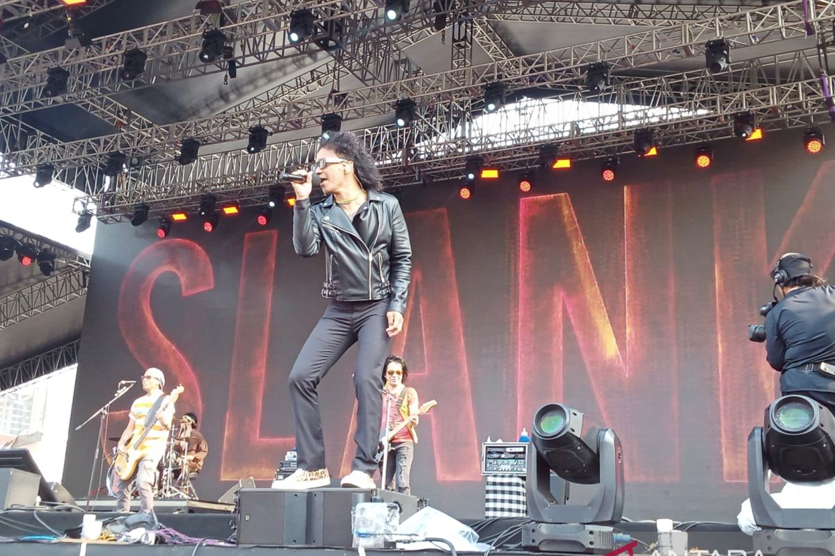 Slank bakar semangat penonton hari ketiga Synchronize Fest lewat 