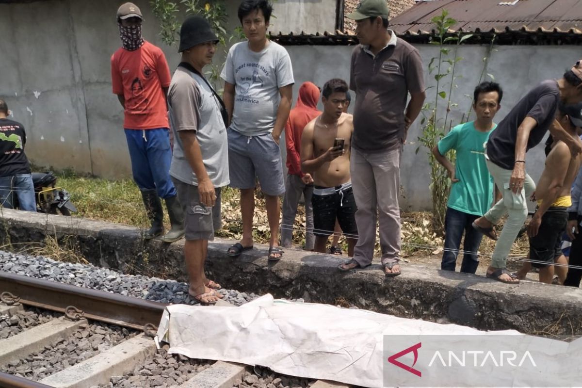 Petugas KAI Tanjung Karang evakuasi  jasad wanita tertabrak kereta api