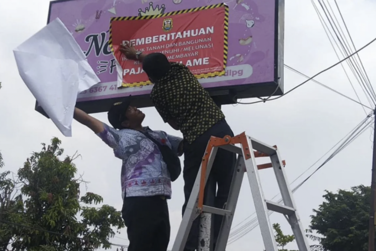 Pemerintah Kota Bandarlampung pasangi stiker penunggak pajak