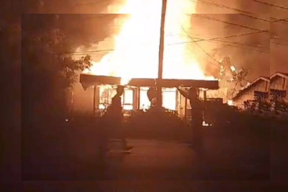 Kebakaran di Kapuas hanguskan enam unit rumah warga