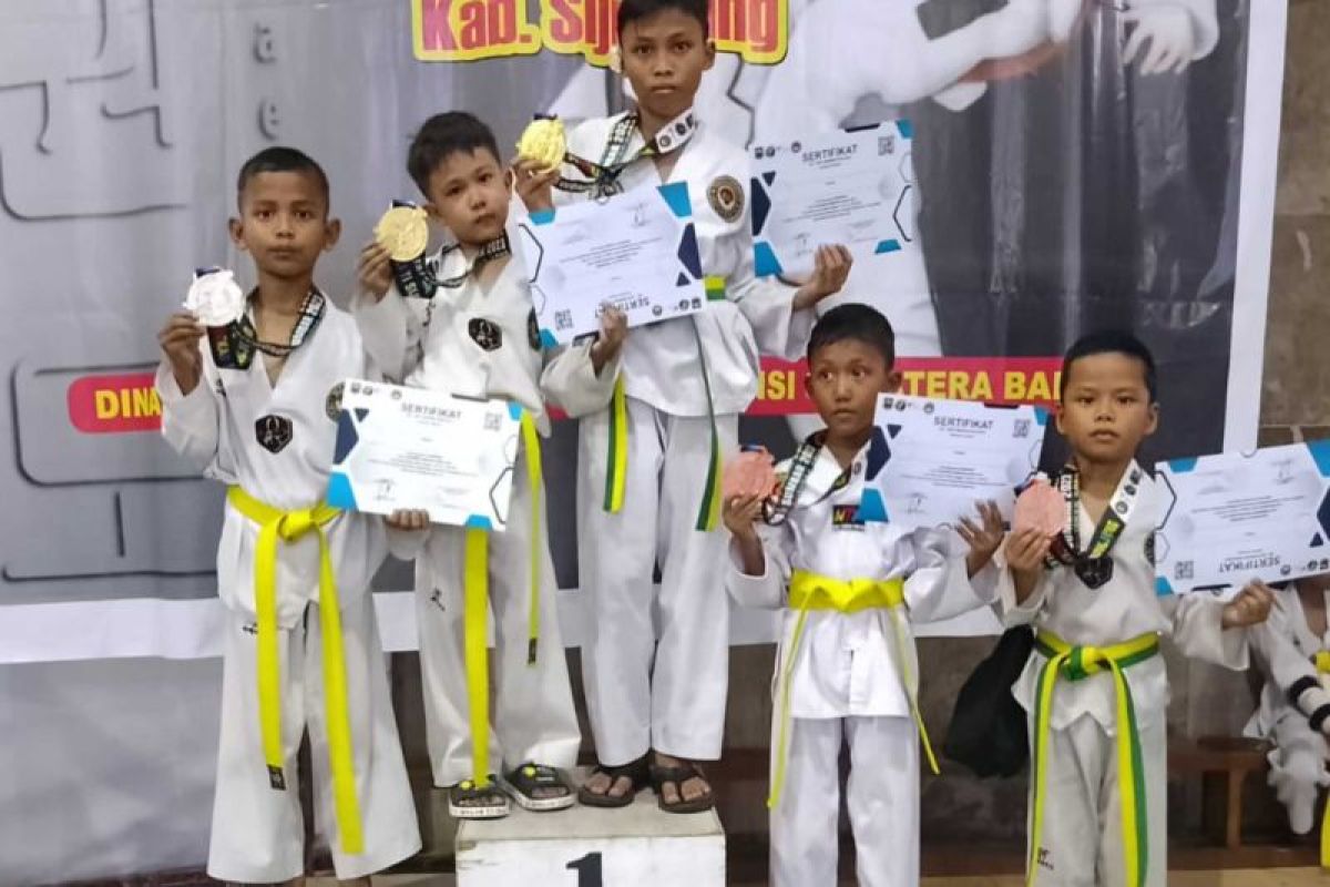 Camat Pesisir Selatan beri apresiasi 5 Atlet Berprestasi di Kejurprov Taekwondo Se-Sumbar