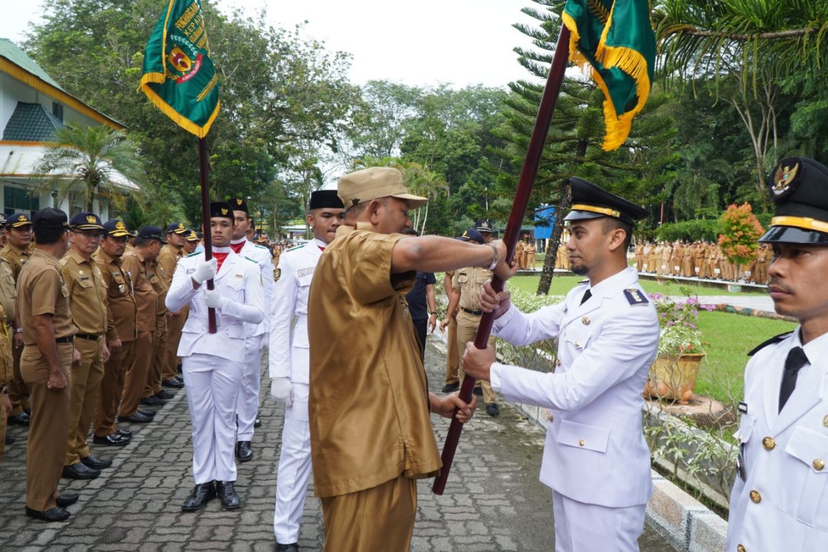 Syah Afandin serahkan tunggul kecamatan terbaik kepada Bahorok