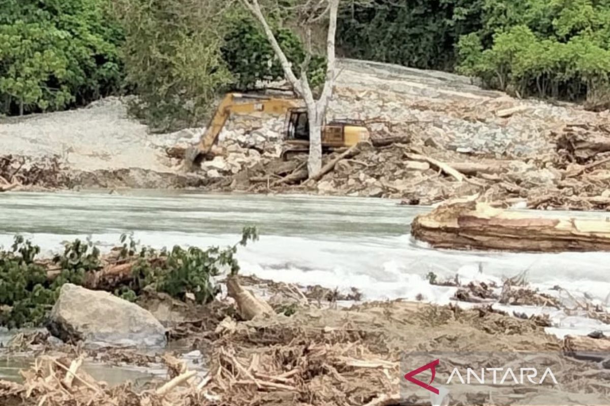 Pemkab Nagan Raya keruk material longsor tutupi aliran sungai