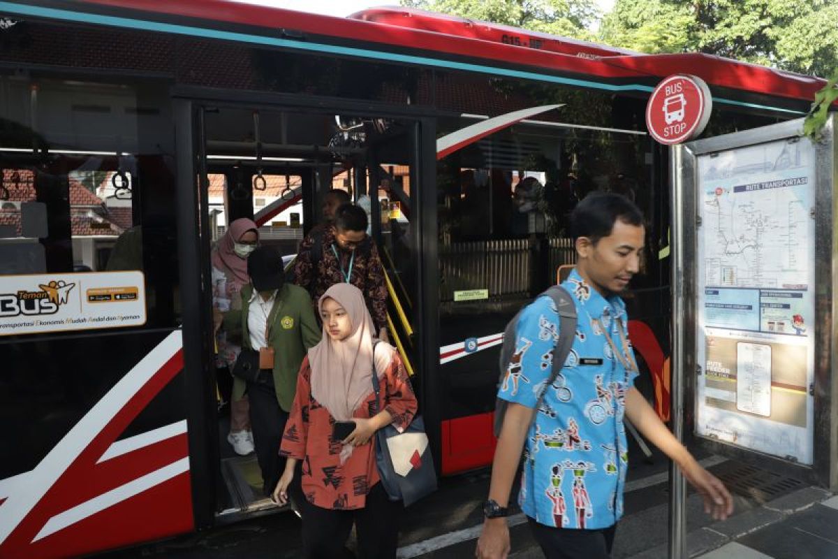 Kurangi polusi, seluruh pegawai Pemkot Surabaya ke kantor gunakan angkutan umum