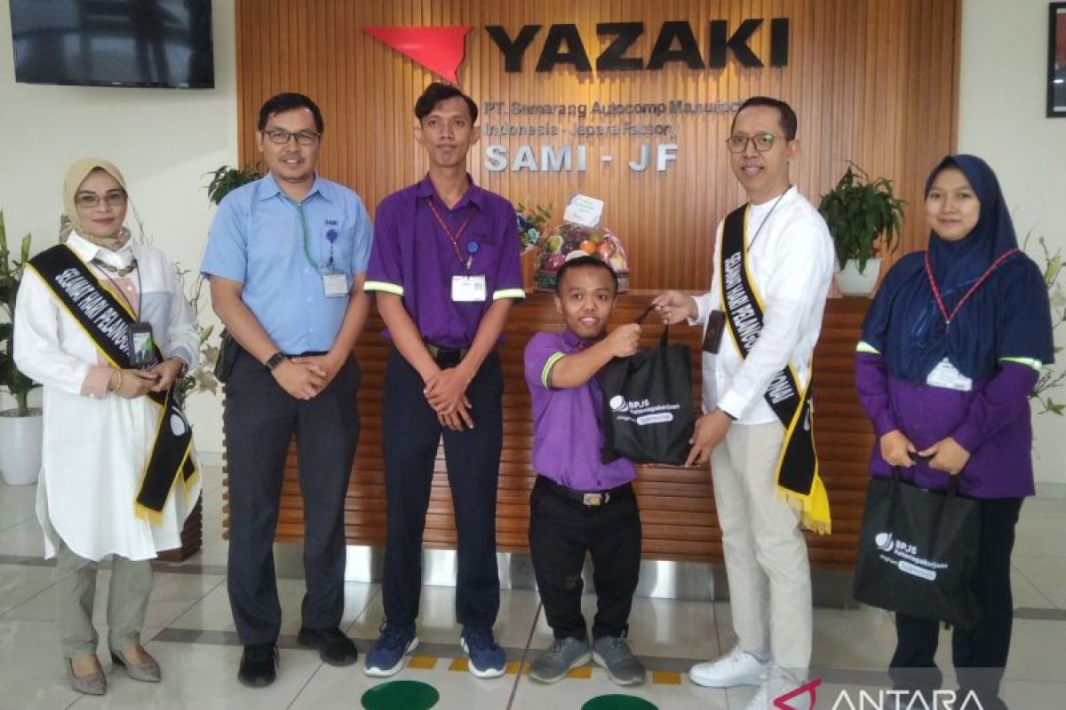Hari Pelanggan Nasional, BPJAMSOSTEK berikan bingkisan ke pekerja disabilitas