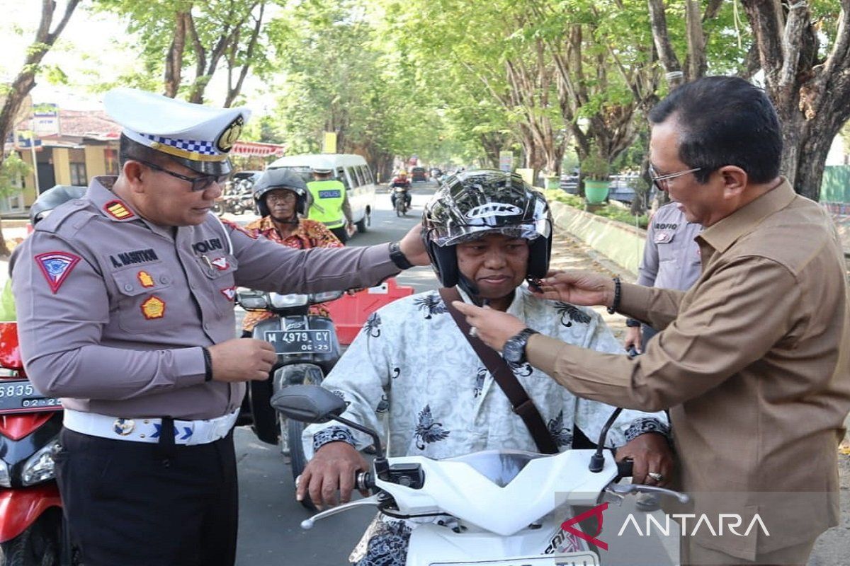 Forkopimda Sumenep bagikan helm ke pengguna jalan