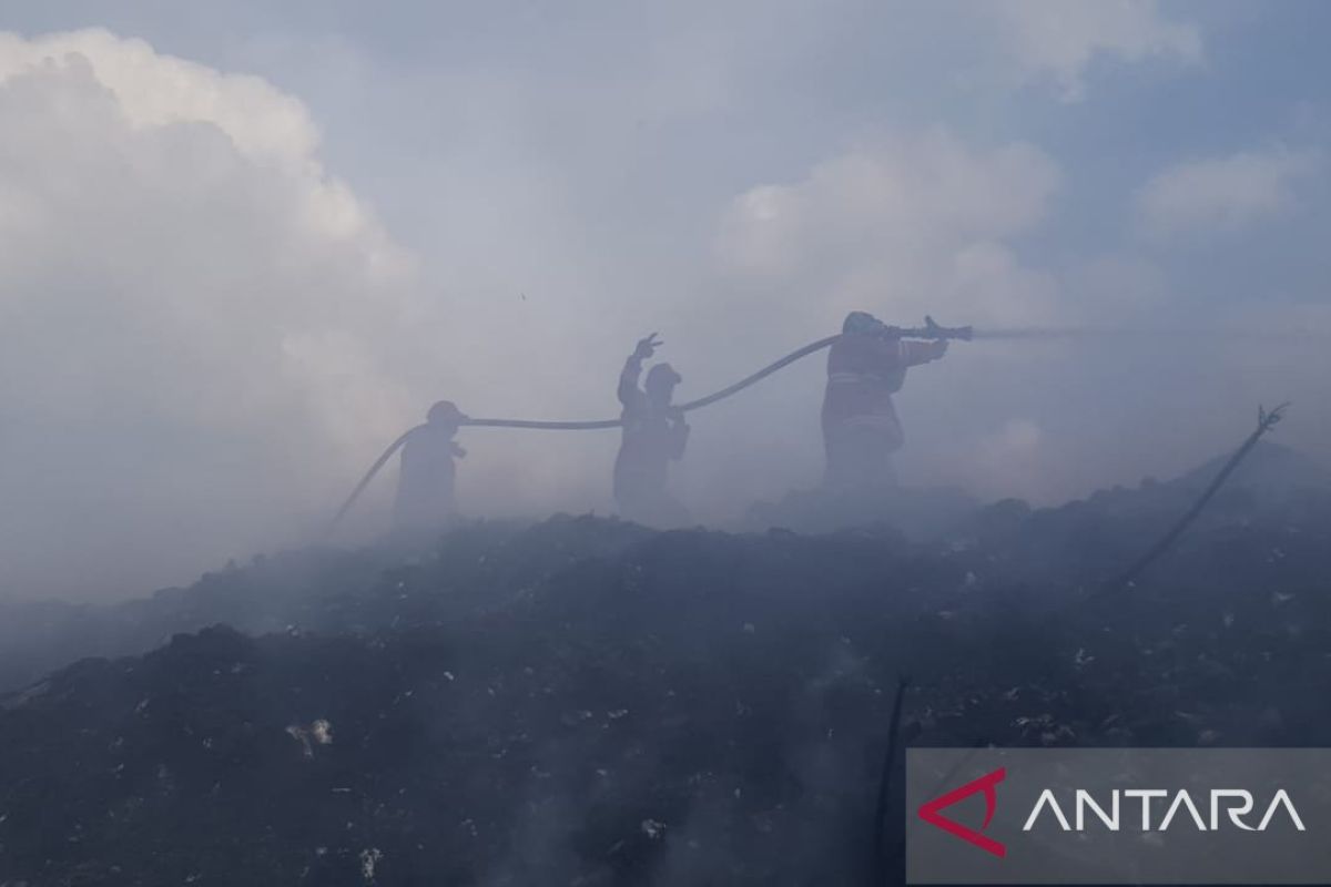 Satu hektare lahan di TPA Gunung Sadai Belitung terbakar