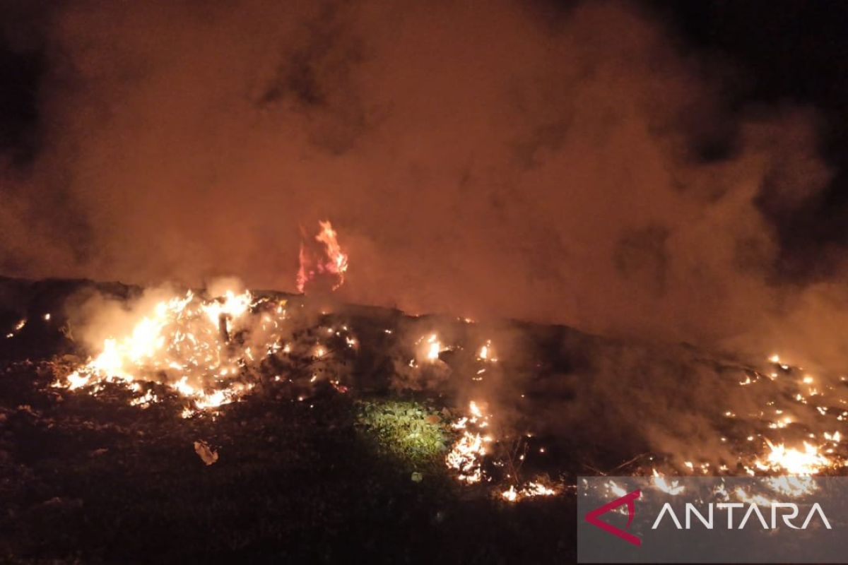 Api kembali muncul di TPA Gunung Sadai Belitung