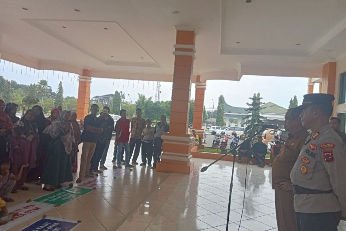 Puluhan korban gempa Talamau datangi kantor bupati pertanyakan bantuan