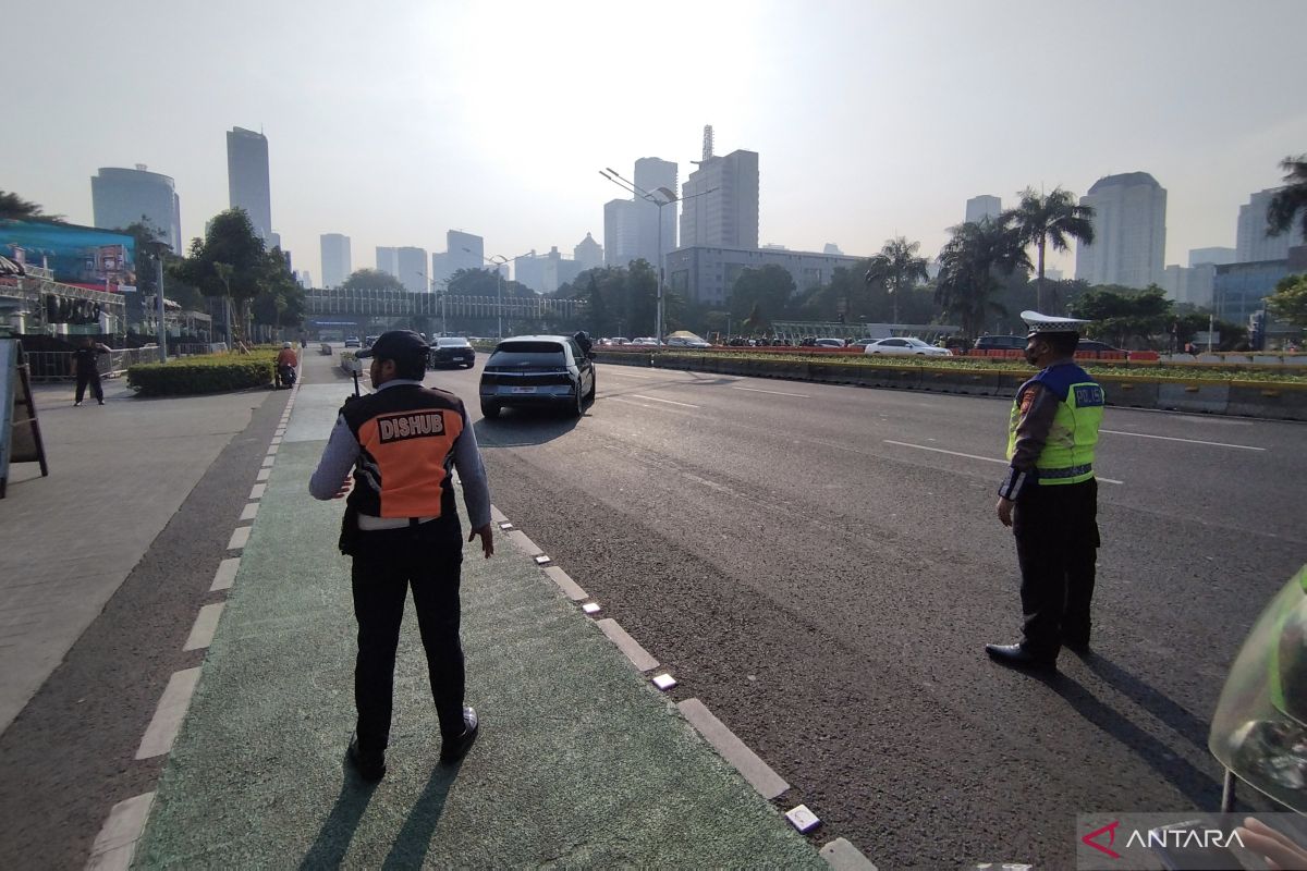 Polisi buka-tutup ruas Jalan Sudirman saat delegasi KTT ASEAN melintas