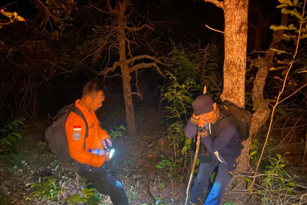 Tim SAR Mataram evakuasi tiga korban tersesat di hutan Sekotong