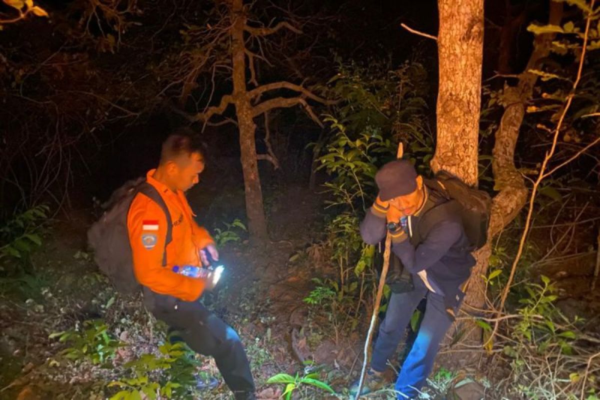 Tim SAR Mataram mengevakuasi tiga korban tersesat di hutan