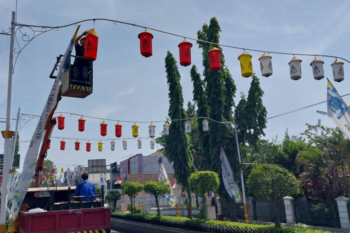 Pemkab Purwakarta pasang ratusan lampu penerangan jalan berupa lampion percantik kota