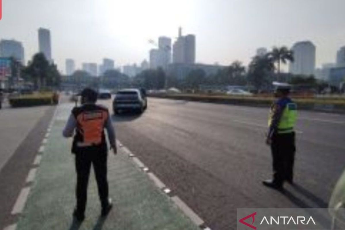 Polisi buka-tutup ruas Jalan Sudirman saat delegasi KTT ASEAN melintas