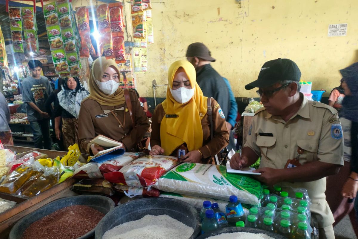 Disdag Mataram berkoordinasi dengan Bulog menjaga stok beras