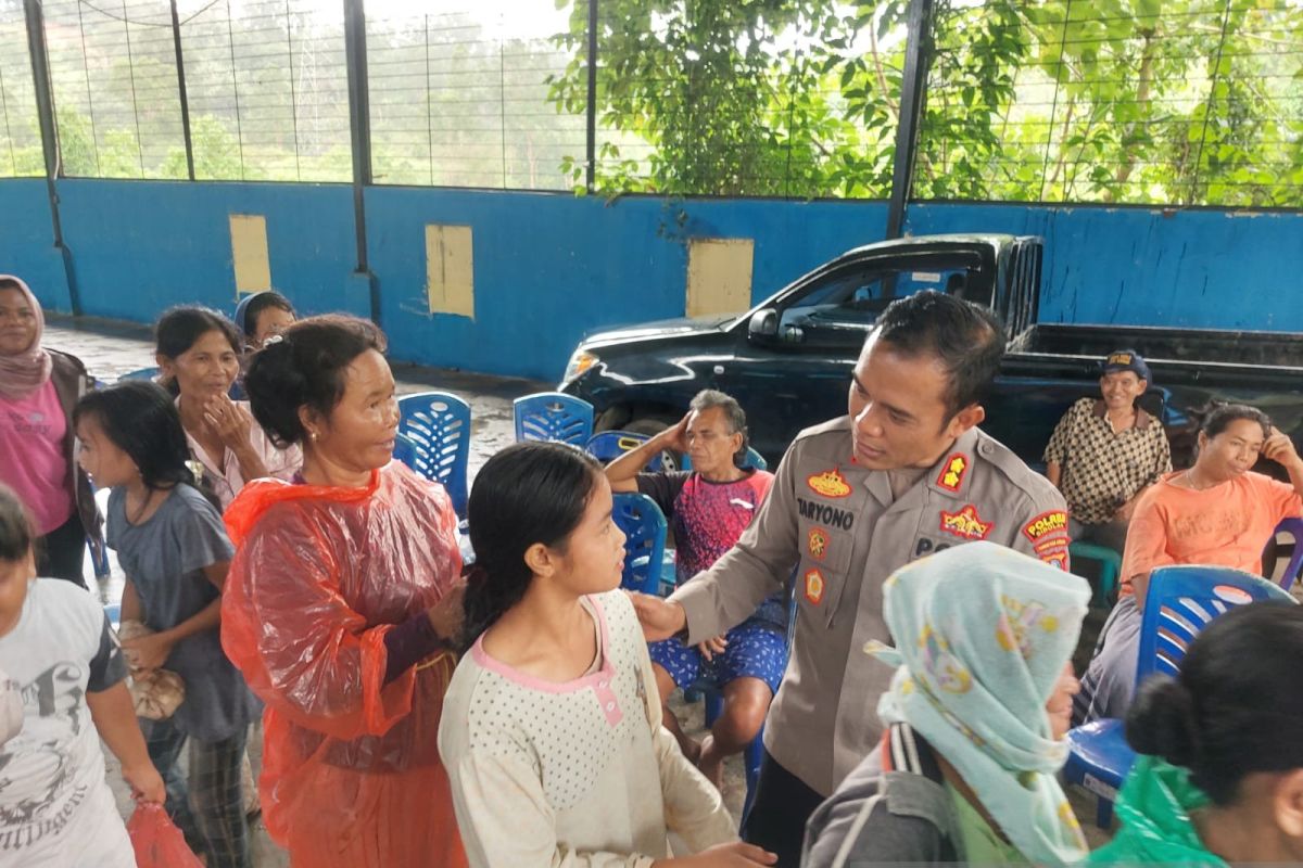 Kapolres Sibolga silaturahim dengan masyarakat  pemulung di  Parombunan