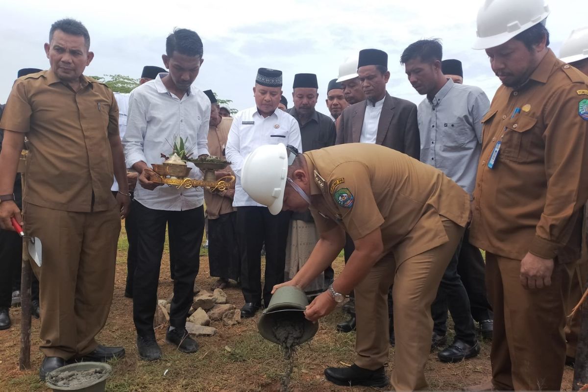 Pj Bupati Abdya minta pembangunan masjid RSUD Tengku Peukan dikebut