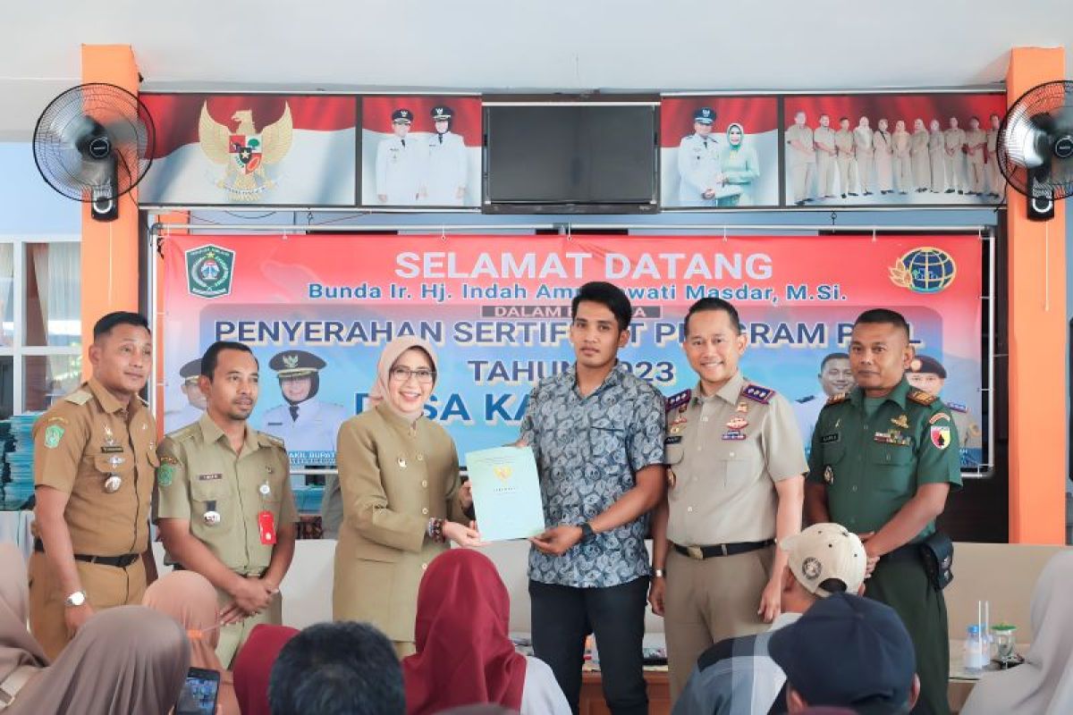 Pemkab Lumajang serahkan ratusan sertifikat tanah program PTSL ke warga
