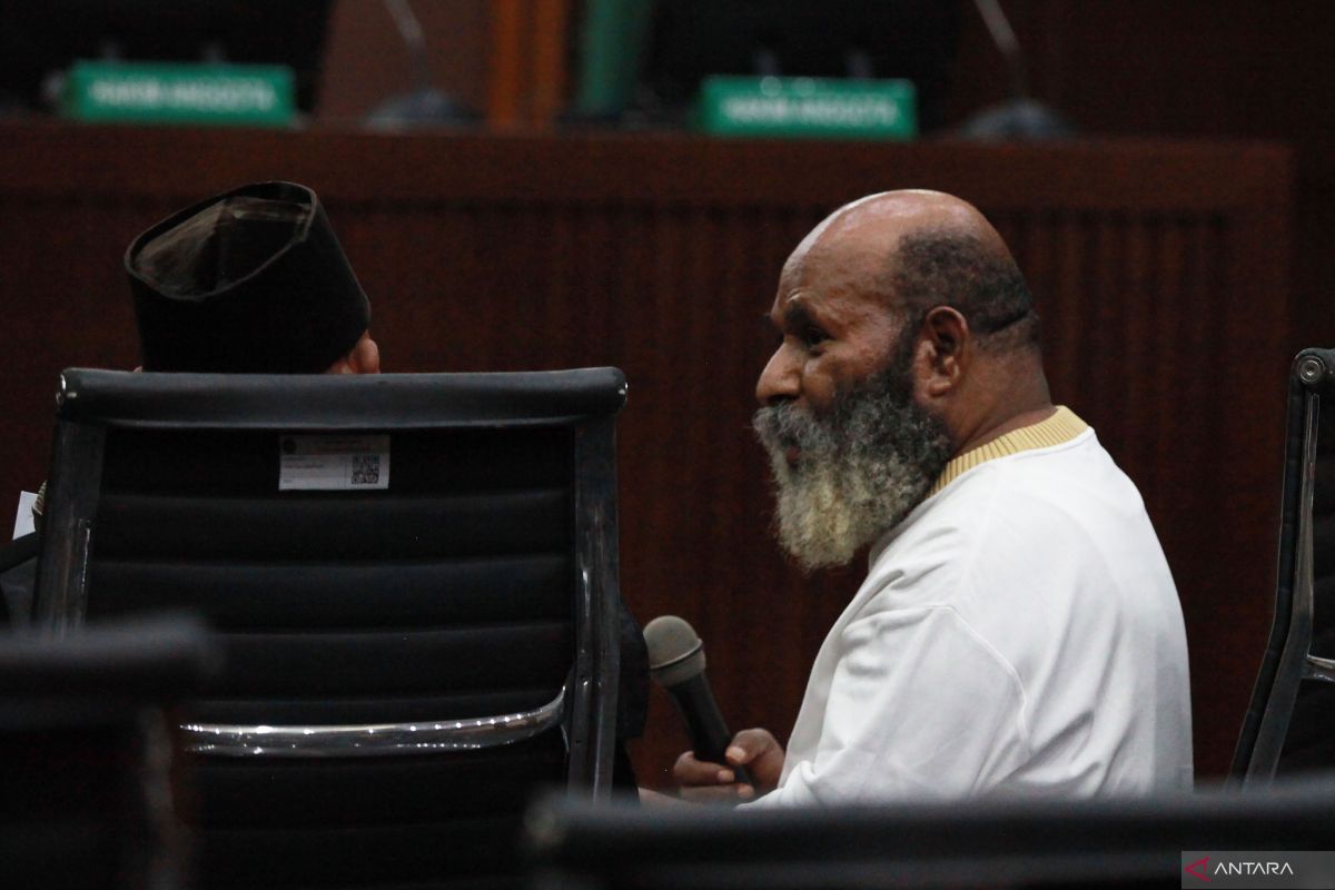 Gubernur Papua nonaktif Lukas Enembe dituntut 10,5 tahun penjara