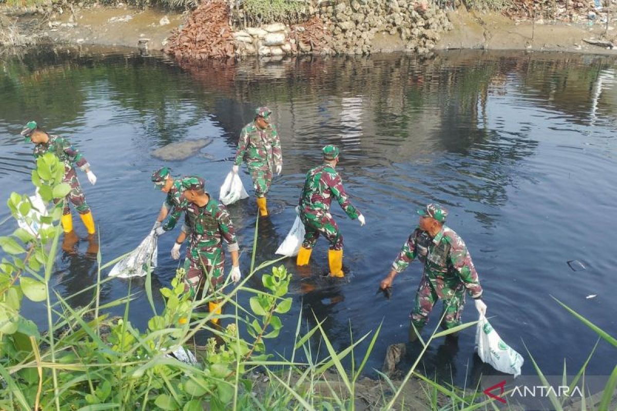 TNI AL kumpulkan dua ton sampah di Batam