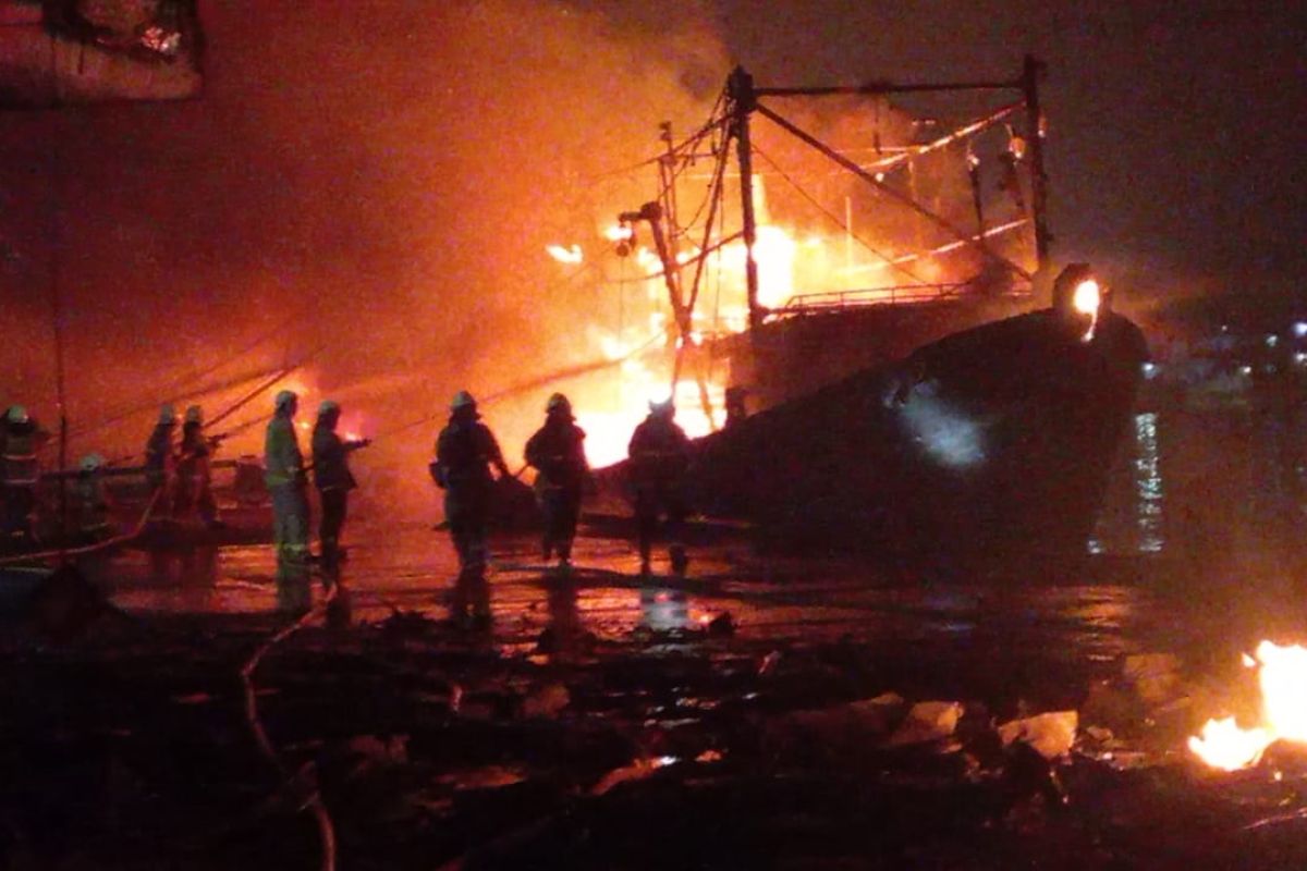 Petugas padamkan kobaran api sembilan kapal nelayan di Muara Baru Selasa dinihari