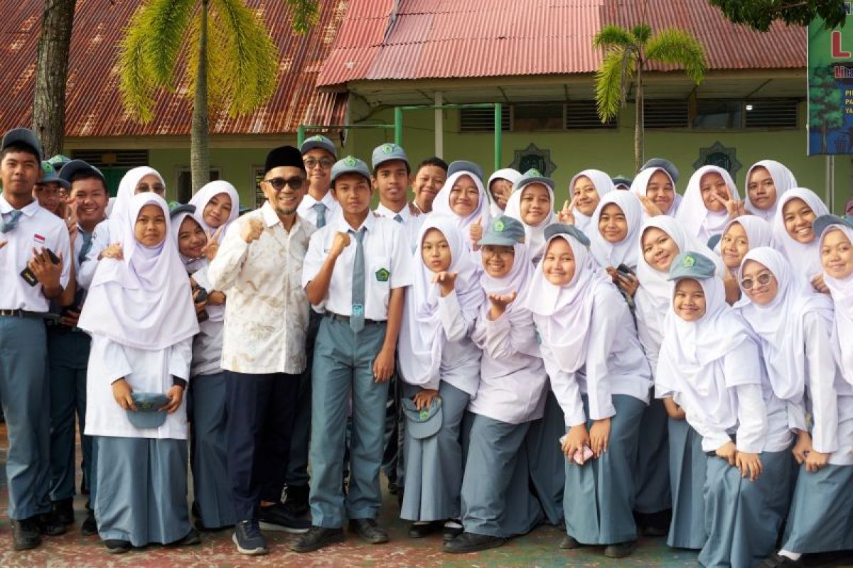 Peradi Padang terus bergerak ke sekolah edukasi hukum