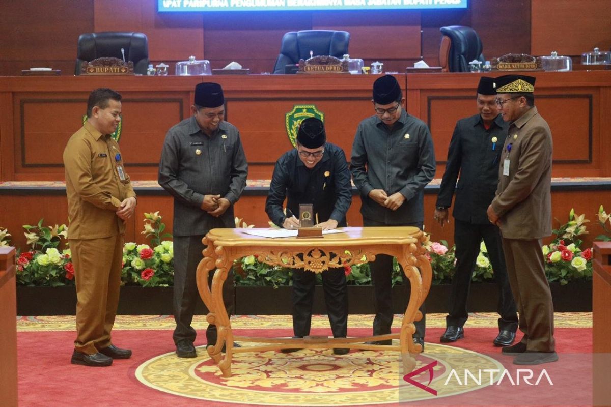 DPRD Penajam tanda tangani berita acara pemberhentian Bupati Hamdam