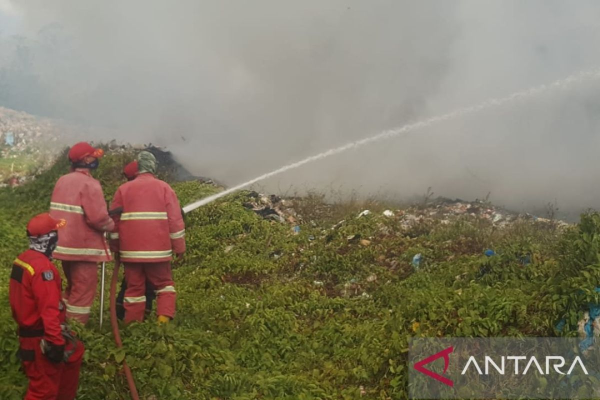Damkar BPBD Belitung berhasil kendalikan kebakaran TPA Gunung Sadai