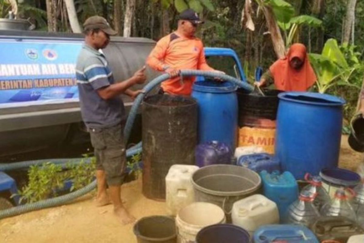Pacitan salurkan bantuan air bersih ke 13 desa terdampak kekeringan