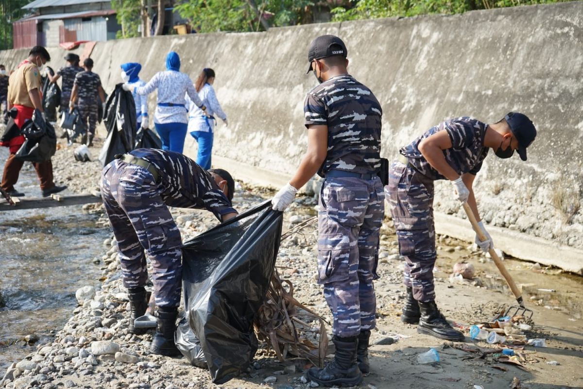 TNI-AL dan Pemkot Palu kolaborasi dalam bersihkan sampah di sungai