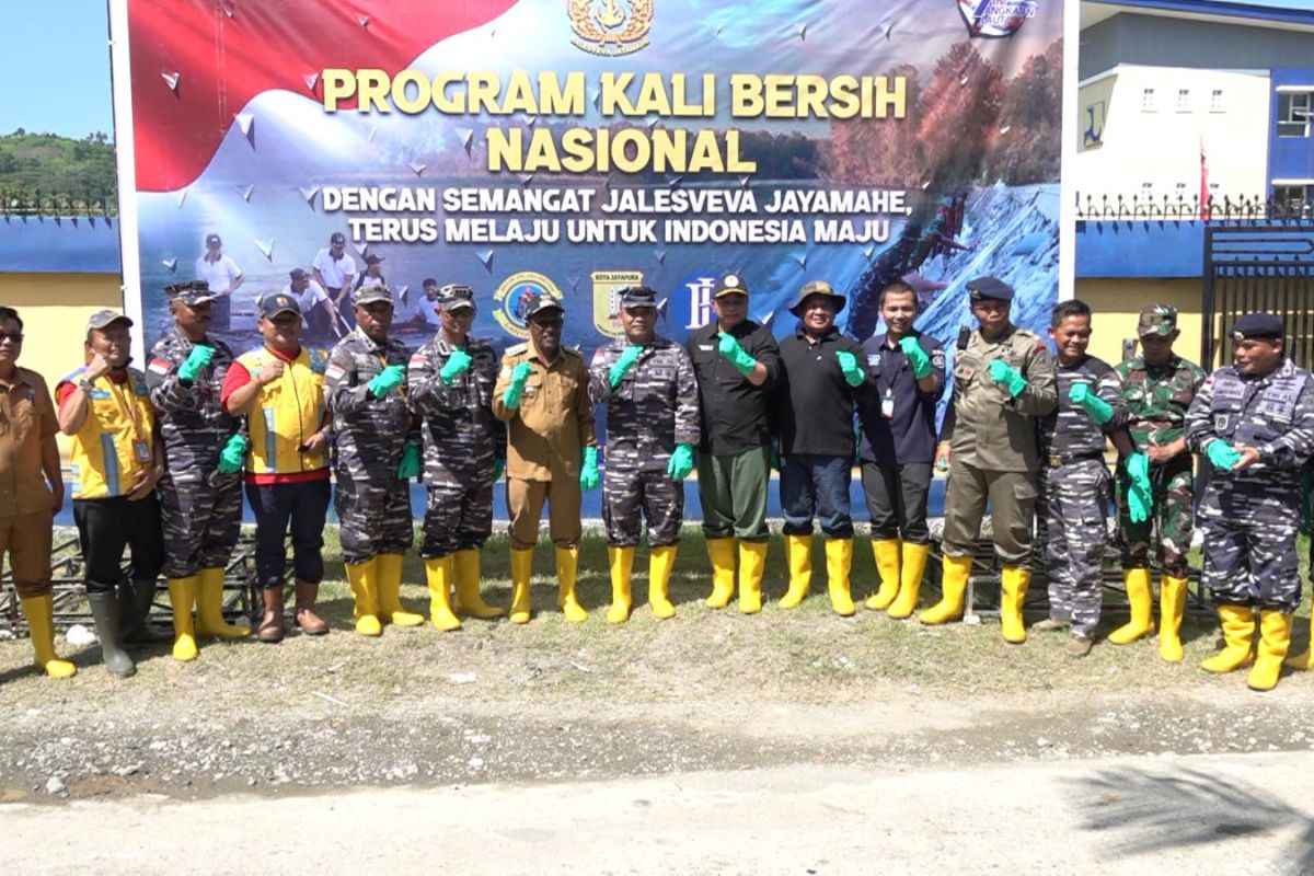 Lantamal X/Jayapura lakukan gerebek sampah di Kali Acai