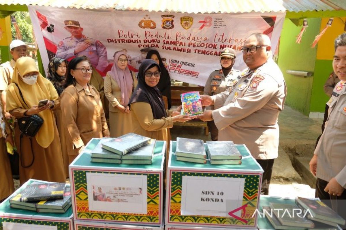 Polda Sultra distribusikan ribuan buku ke desa