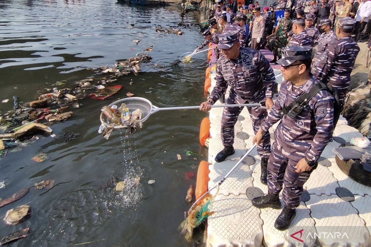 TNI AL kerahkan 13.500 personel bersihkan sungai melalui program Prokasih 2023 serentak